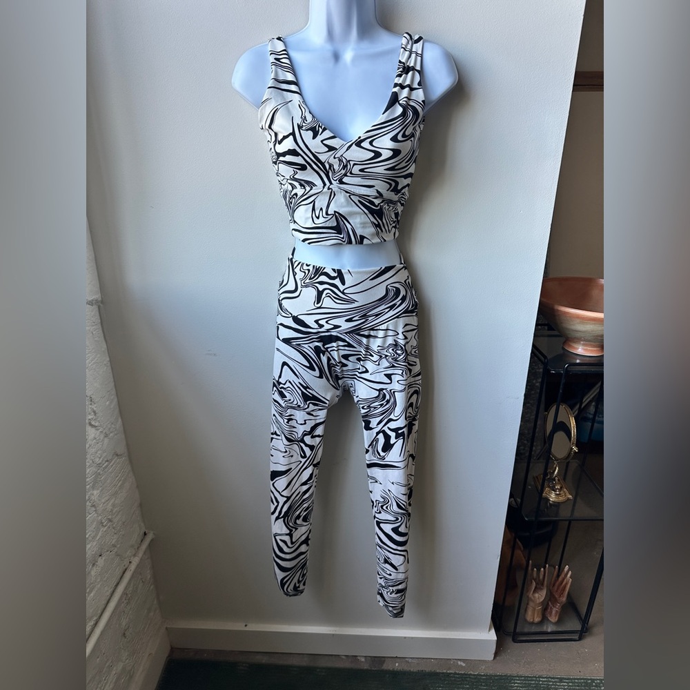 Women’s Marble Print Workout Set (XS Top, M Leggings) - Picture 5 of 8